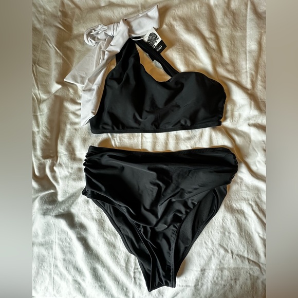 Elegant Black and White Bikini Set - Picture 1 of 10